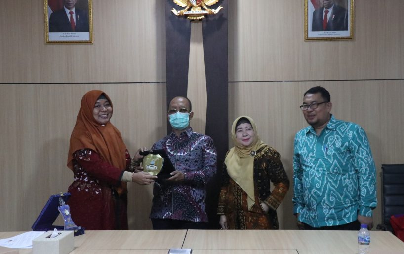 Benchmarking Prodi Magister Pendidikan Bahasa Inggris Pascasarjana Untirta dengan TBI Pascasarjana UIN SMH Banten