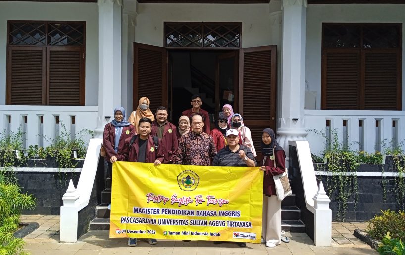 Praktik Mata Kuliah English for Tourism ke Taman Mini Indonesia (TMII)